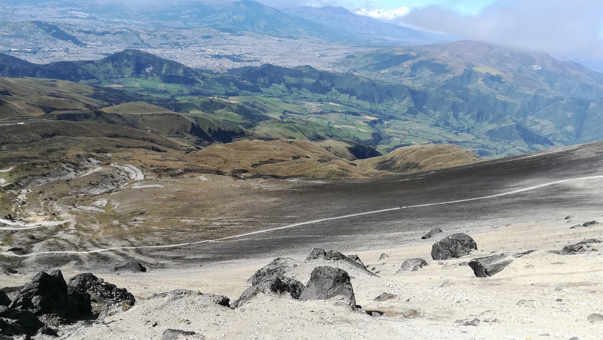 ¿Aún sin planes para este domingo?  #AonijieEcuador quiere invitarte a una excelente opción! ⬇ Vive y siente la montaña 🏔❤🏃Still no plans for this Sunday?