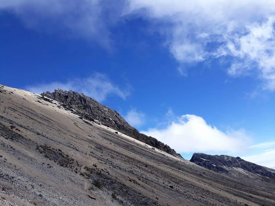 ¿Aún sin planes para este domingo?  #AonijieEcuador quiere invitarte a una excelente opción! ⬇ Vive y siente la montaña 🏔❤🏃Still no plans for this Sunday?