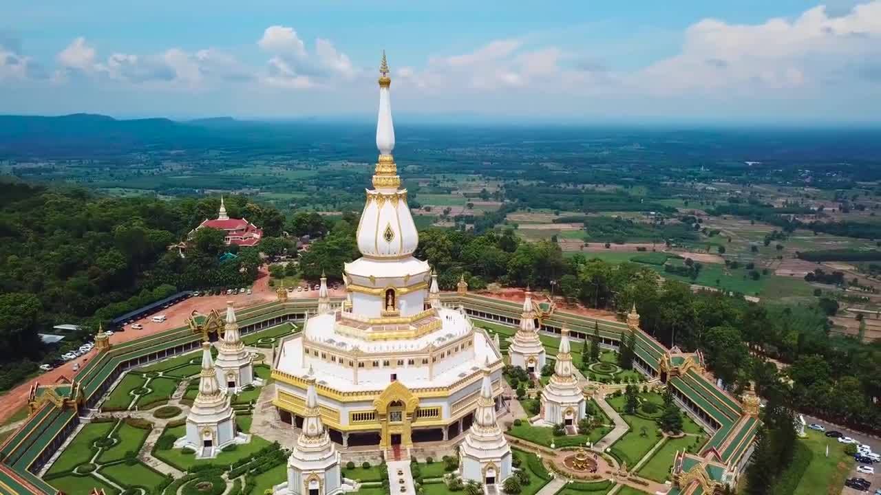 Breathtaking architecture highlights this video from Nathan Bartling, who gives us a visual tour of one of #Thailand’s largest pagodas, the Phra Maha Chedi Chai Mongkol.