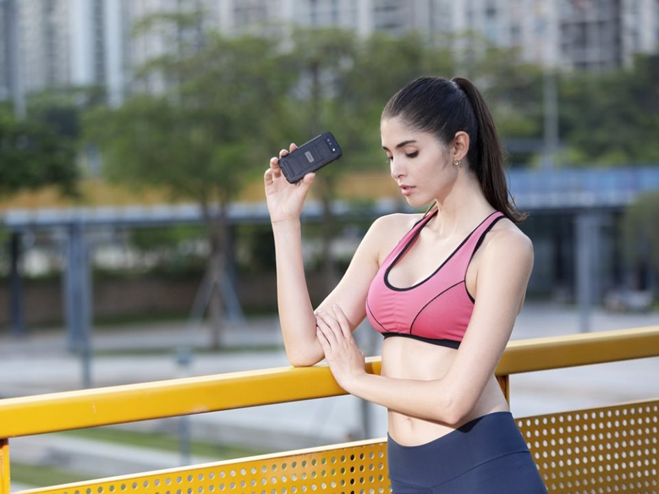 Maybe a lot of people want to have a small screen phone with a decent configuration. CUBOT has brought a 4-inch screen smartphone: KINGKONG MINI. Hold it in one hand and your thumb can touch anywhere on the screen. In addition to a small screen and comfortable grip, the phone also has a strong fall-resistance feature. 