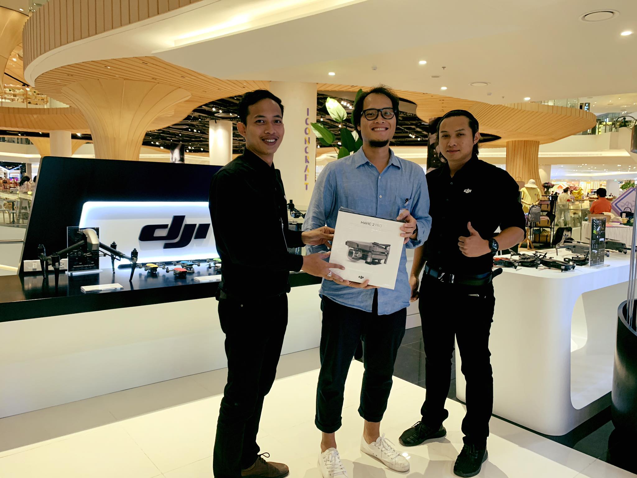 DJI @ ICONSIAM พร้อมเปิดให้บริการแล้ว !!! พิเศษ! รับ Gift สุด Exclusive จาก DJI เพียงเข้ามา ทดลองเล่น DJI Flight Simulator สุดมันส์ หรือสั่งซื้อสินค้าที่ร้าน