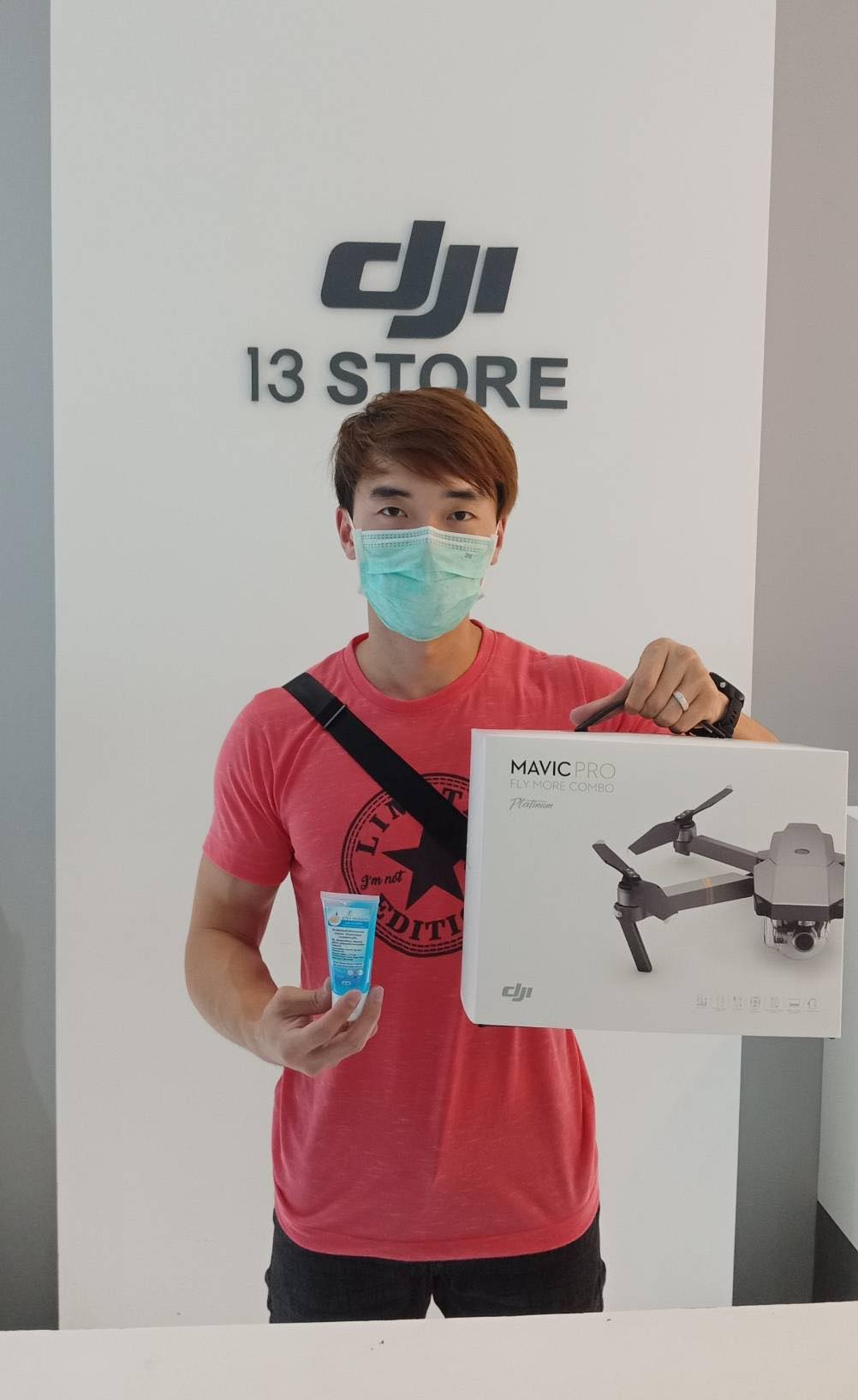 รับกลับไปเลย...เจลแอลกอฮลล์ล้างมือ สำหรับลูกค้าที่เข้ามาใช้บริการที่ DJI 13 Store ทั้ง 2 สาขา  ห่างไกล Covid-19 แน่นอน ฆ่าเชื้อโรคได้เต็มประสิทธิภาพ ^^ ขอบคุณลูกค้าที่มั่นใจในสินค้าและบริการของเราครับ... DJI 13 Store