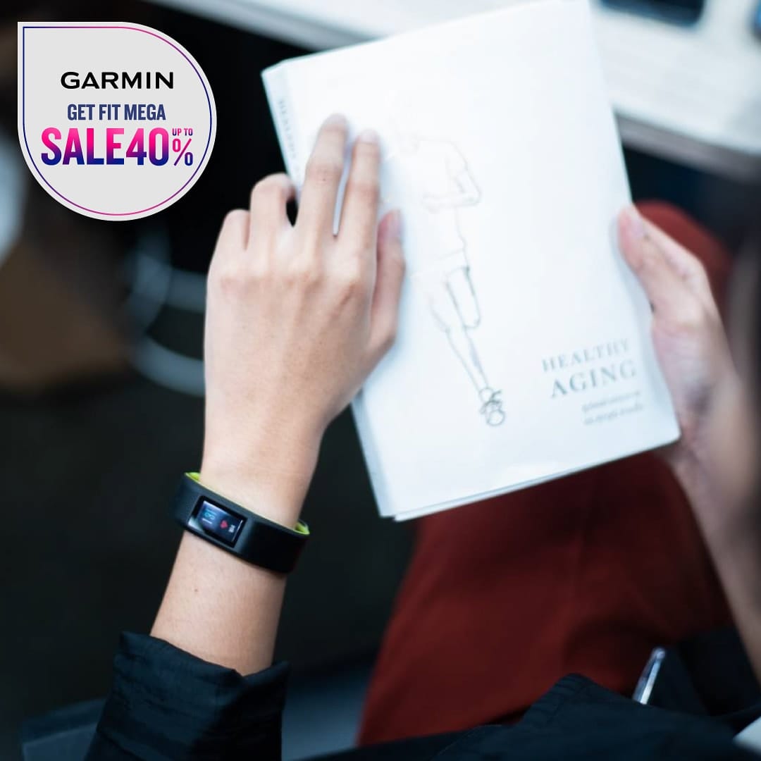 Garmin Smartwatch ขนาดเล็กกระทัดรัดมาในรูปแบบสายรัดข้อมือทำให้คล่องตัวมากขึ้น เหมาะสำหรับผู้ที่กำลังมองหาอุปกรณ์ที่ช่วยเก็บสถิติด้านสุขภาพ ไม่ว่าจะเป็นการวัดอัตราการเต้นของหัวใจ ติดตามกิจกรรมประจำวันได้ครบถ้วน ⁣