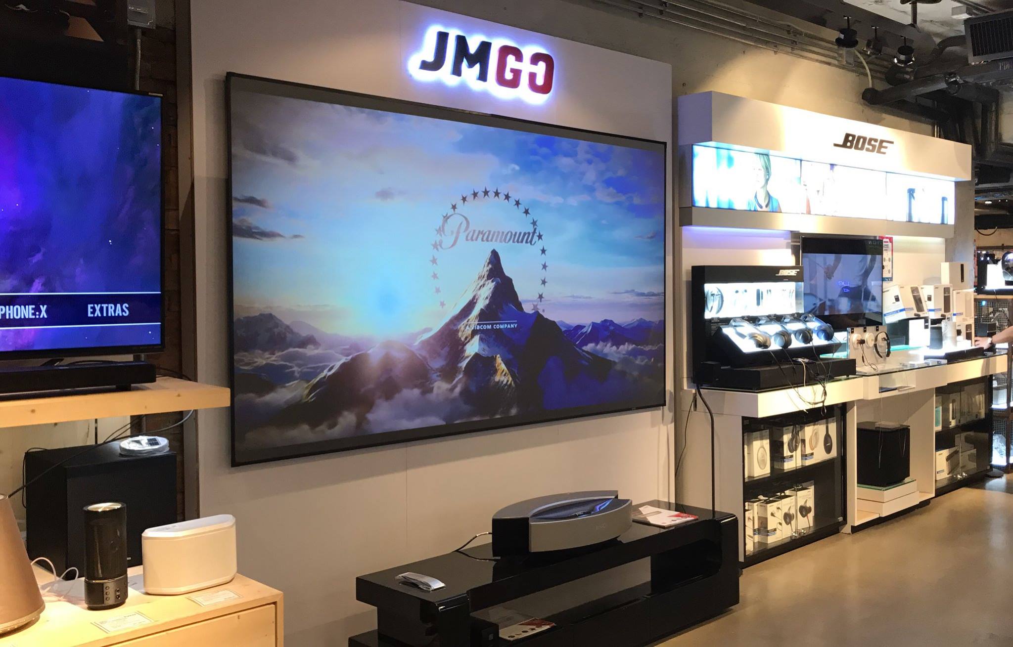 JMGO Hong Kong x HMV 好消息! #JMGO 產品已經登陸左集影音潮物於一身嘅 #HMV 銅鑼灣旗艦店啦 😍 事不宜遲，中意影音嘅朋友仔一齊上去體驗下啦。