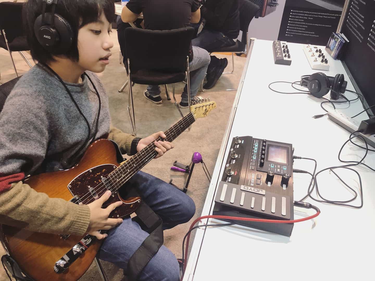 @feng_e_ukulele  trying Gem Box III at JOYO's booth 