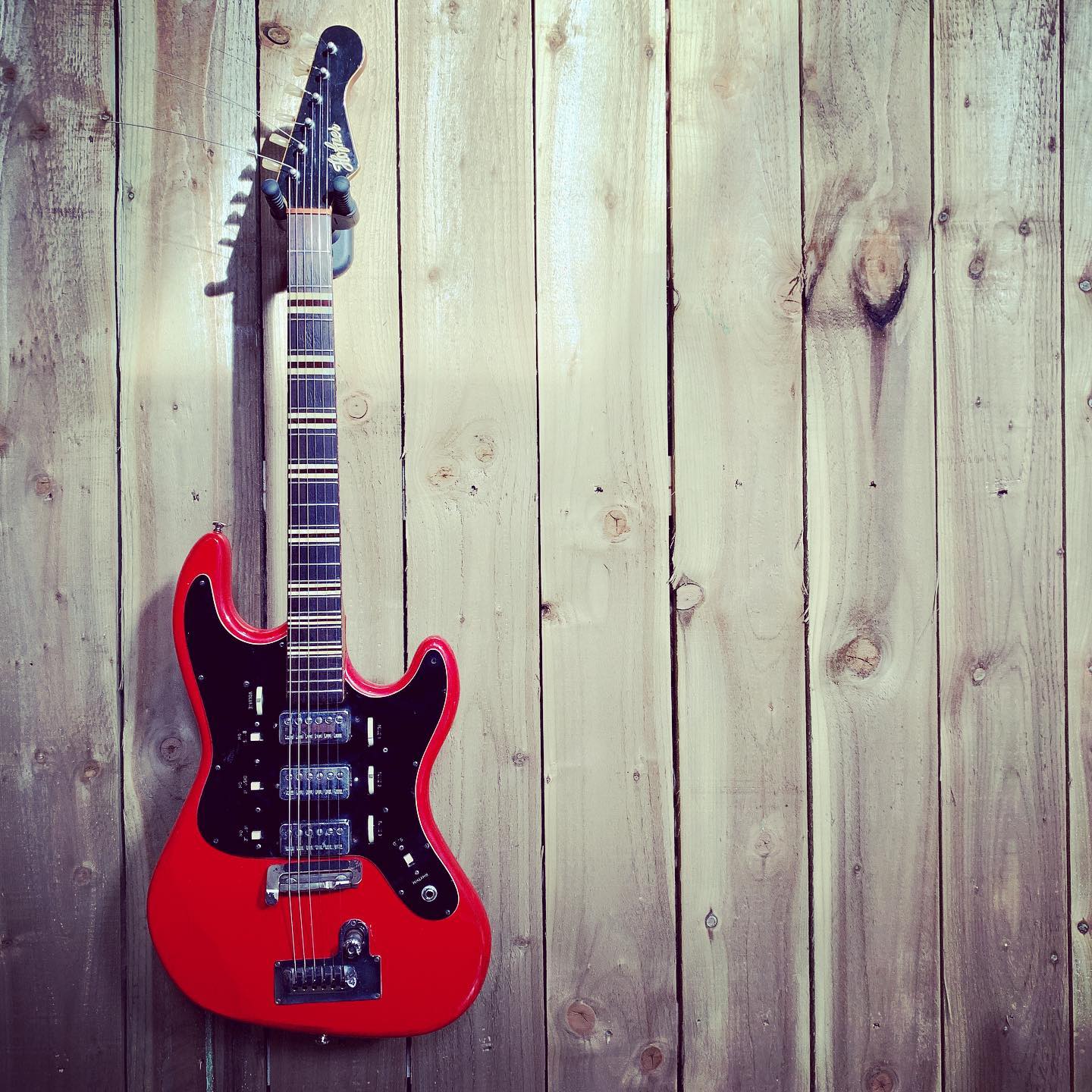 I’ve just hung my guitar in the new studio on the new JOYO auto locking guitar hanger. The hanger is one of a number of new guitar accessories now available. The Auto Grip Guitar Hanger Wall Mountable - Fits all Guitars, Bass, Ukulele, Banjo & more