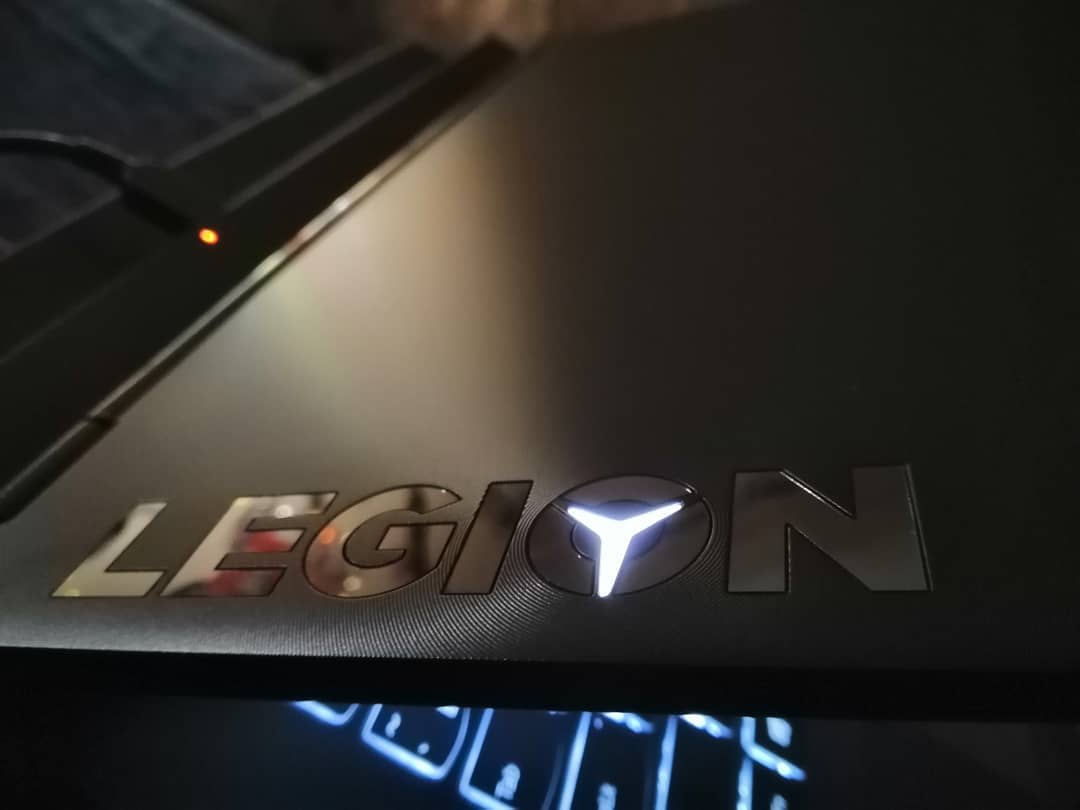 Sleek laptop, cool picture, smart owner. 😎 Thanks @hexed.fox!