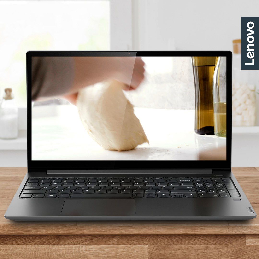 Smarter è la tecnologia che ti aiuta a usare le mani per creare. Non perderti nessun passaggio della tua prossima ricetta con la webcam a infrarossi di Yoga S740 che interrompe la riproduzione automaticamente quando ti allontani. 