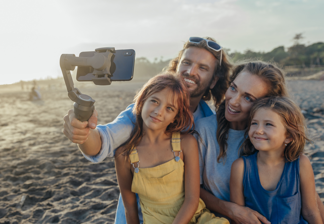 Make your special family moments sparkle with Story mode on the Osmo Mobile 3. 