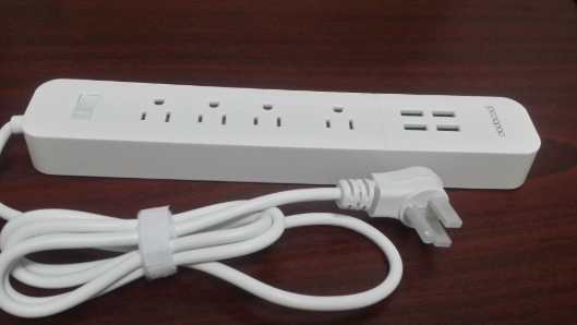 #Dodocool 4-outlet Surge Protector Power Strip looks clean and smooth. The shell casing is solid not easily breakable and the outlet ports have good space between them so you can plug in large adapters😎