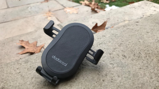 The design of #Dodocool 10W Fast Charge Wireless Car Charger engineered such that it firmly holds the phone at 3 points. The design uses the phone's weight to lock up the side clamps efficiently. There are three different mounting options present😎