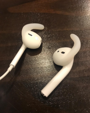 If you find your headphones often falling off with slight movements, you need #Dodocool Replacement Soft Silicone Antislip Ear Hook. It comes in 3 different sized that all help improve the grip of the headphones to the ear along with providing a better feel😎