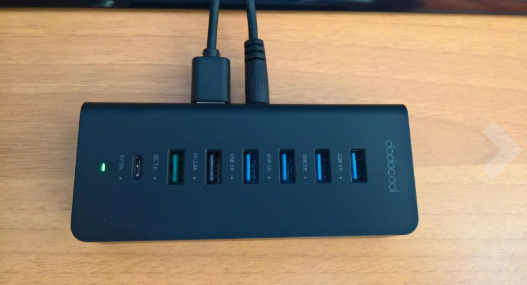 As you can see from the photo, #Dodocool 7-Port Hub is very compact. It has four USB 3.0 ports, so you can get good expandability. The added value of this hub is the three charging ports, with which you free from the chargers always attached to the desk😎