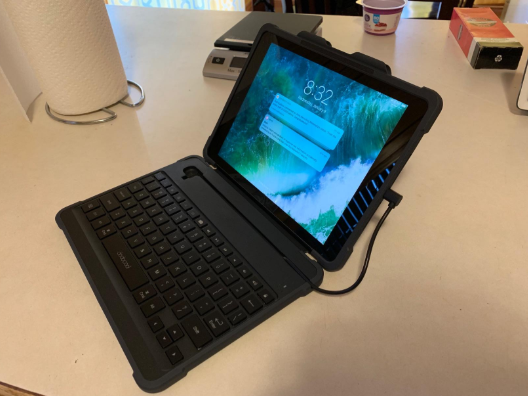 #Dodocool MFi Certified Detachable Smart Keyboard has a detachable keyboard, when you don’t need the keyboard, you can just take out the keyboard. And the magnetic connection makes it easy to attach the keyboard.