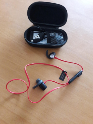 #Dodocool Magnetic Wireless Stereo Sports Headphone has a storage case that makes them tidy. And there is the little extra: the replacement accessories if you lose them.