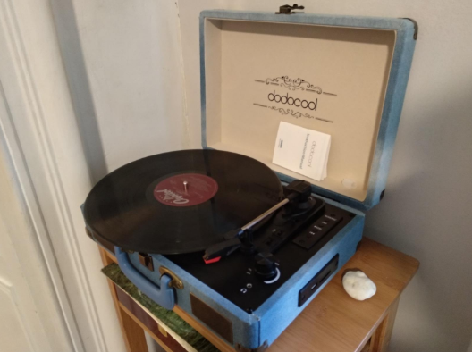 In addition to being functional and simple to use, #Dodocool 3 Speed Wireless Stereo Record Player is also practical. It can be closed and taken away for a trip or for any other use.