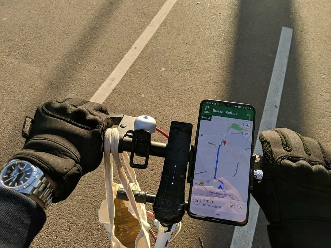 OnePlus 6T on the ride 🛴