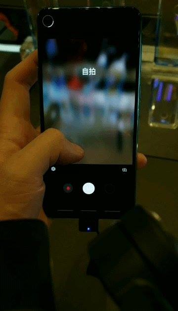 Photos and details of screen sizes Galaxy S10 and S10 + unveiled! The Galaxy S10 and S10+ have some special effects around the hole. This has been adopted on the Galaxy A8s. It will glow when the camera is turned on and will also glow when the face is recognized. Maybe more scenes are available. More: www.tomtop.com