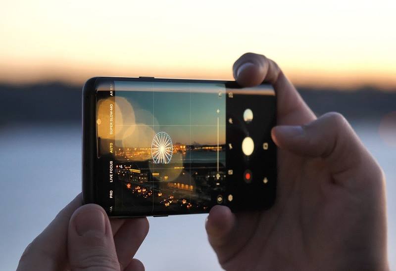 Samsung Prepares ‘Bright Night’ To Galaxy S10; new low-light mode feature similar to Google Camera’s Night Sight mode. More: www.tomtop.com #SamsungOLEDScreens