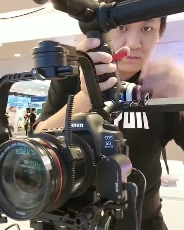 Showing off the double servo on the #ZhiyunCrane3 to control the focus and zoom.  Camera Setup Club 5% OFF CODE to use on Momanplay store: PRE-CR3WBL-5% 