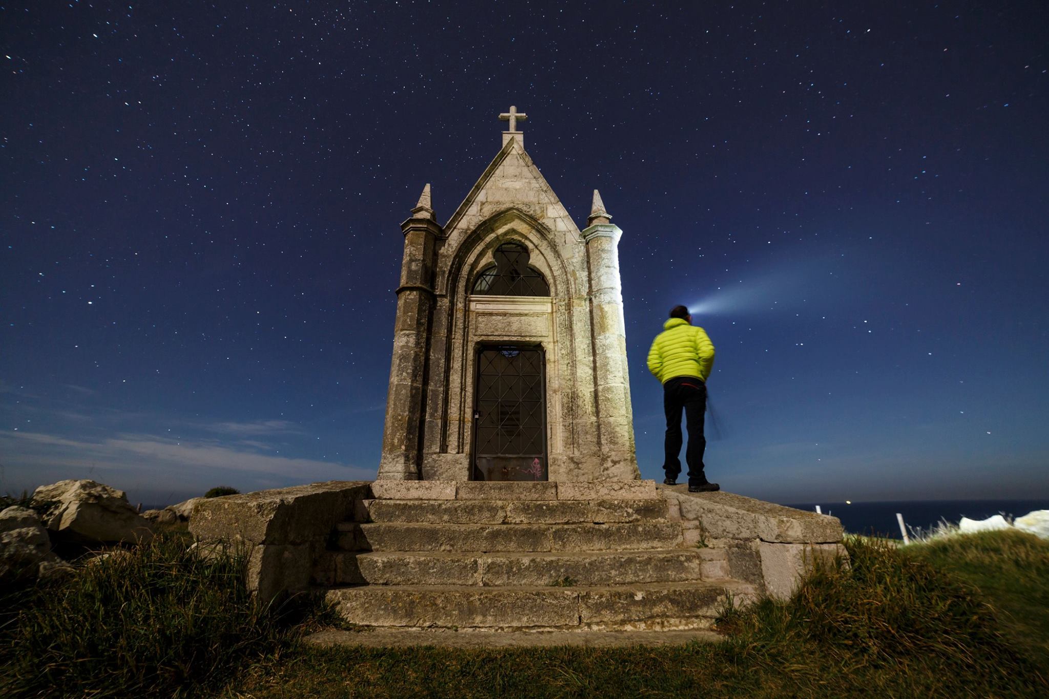 🌠The sun goes down,the light comes out. 🌌Let's enjoy the serenity of nature. 😆Any amazing flashlight ' photos?  Share with us ! 😆... Flashlight: HC33, versatile L-shaped flashlight with 1800 lumens Photo by Vrg Fotografia