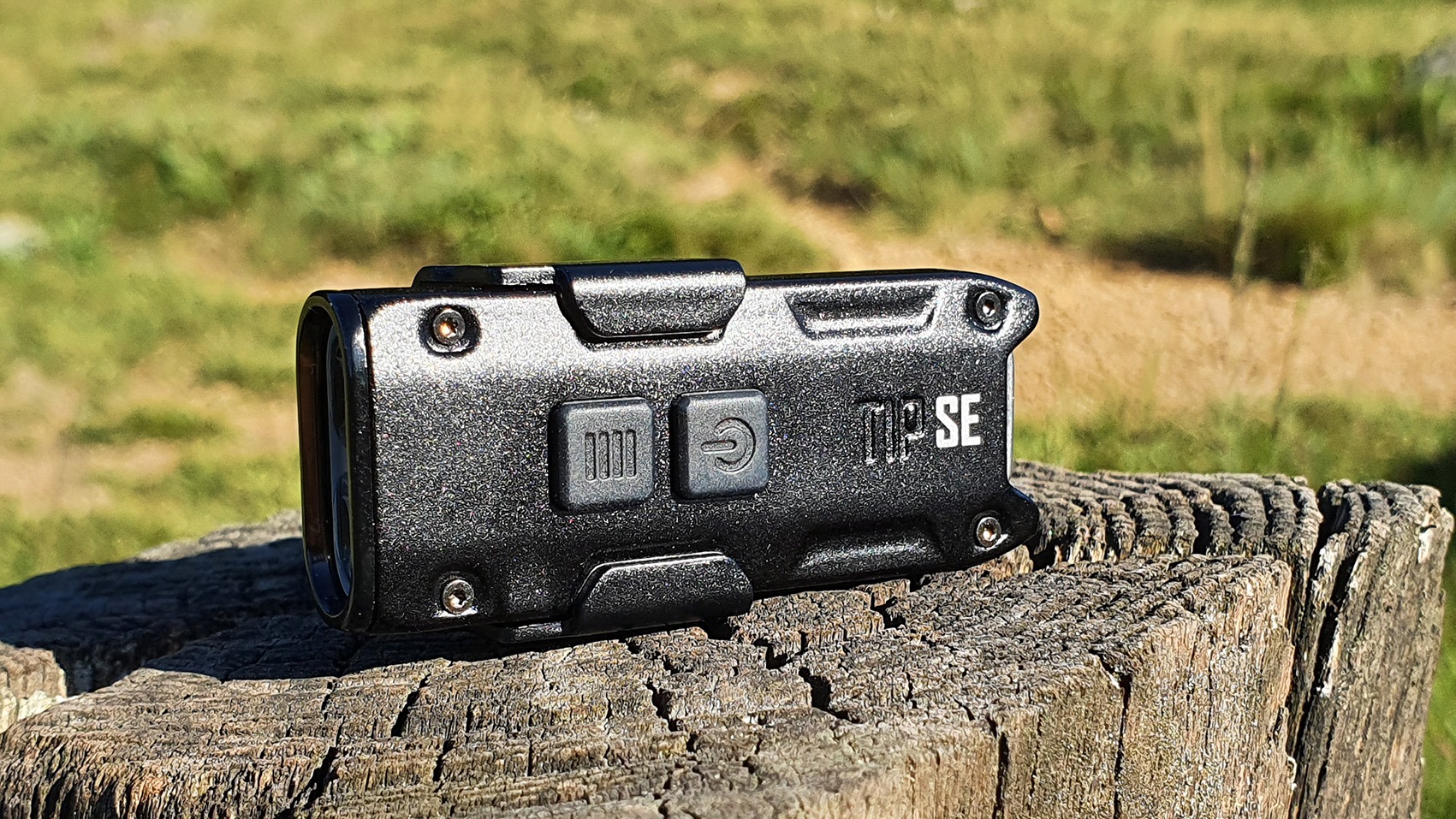 Constructed by aluminum alloy, the TIP SE is guaranteed by an excellent wearproof performance and a comfortable carry.