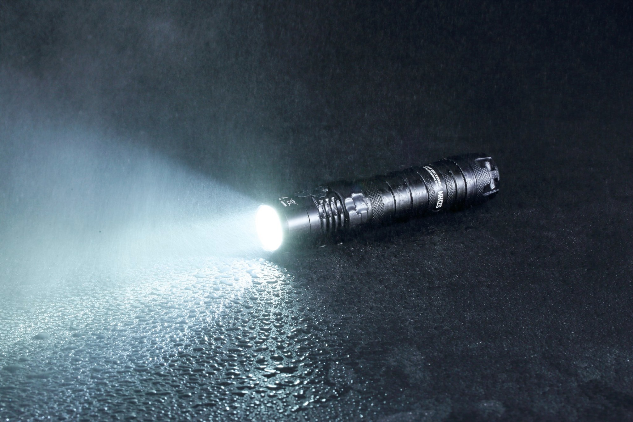 The MH12S flashlight has 1,500 hours ultra long runtime which enables a consistent usage of 60 days on ULTRALOW.😉 It is all-weather applicable as IP68 rated, 2m submersible and 1m impact resistant.😲😳