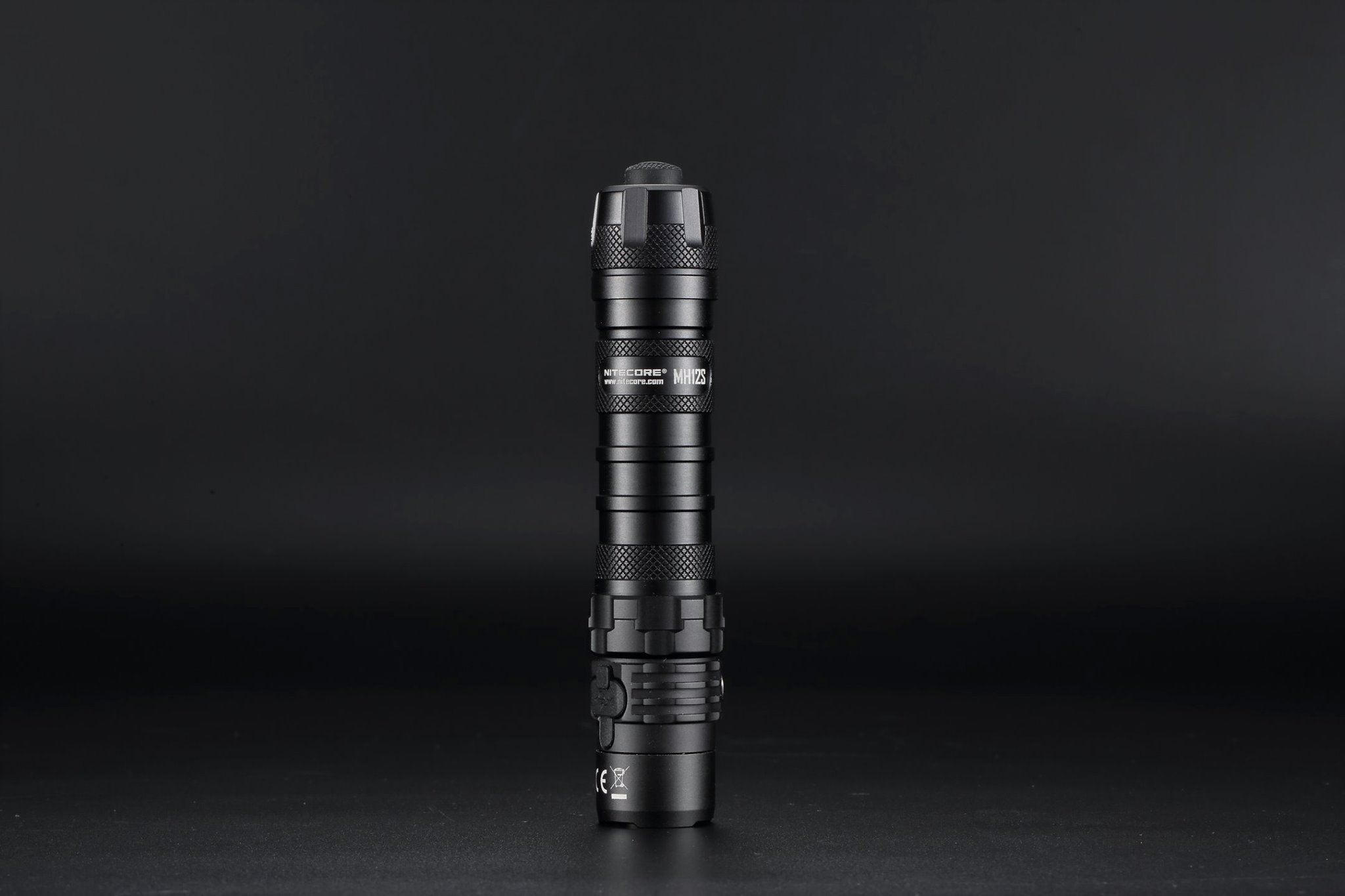 The MH12S flashlight is able to emit a max output of 1,800 lumens, a max throw of 294 meters available with 2 user modes, 5 brightness levels and 3 special modes! 😍🔦