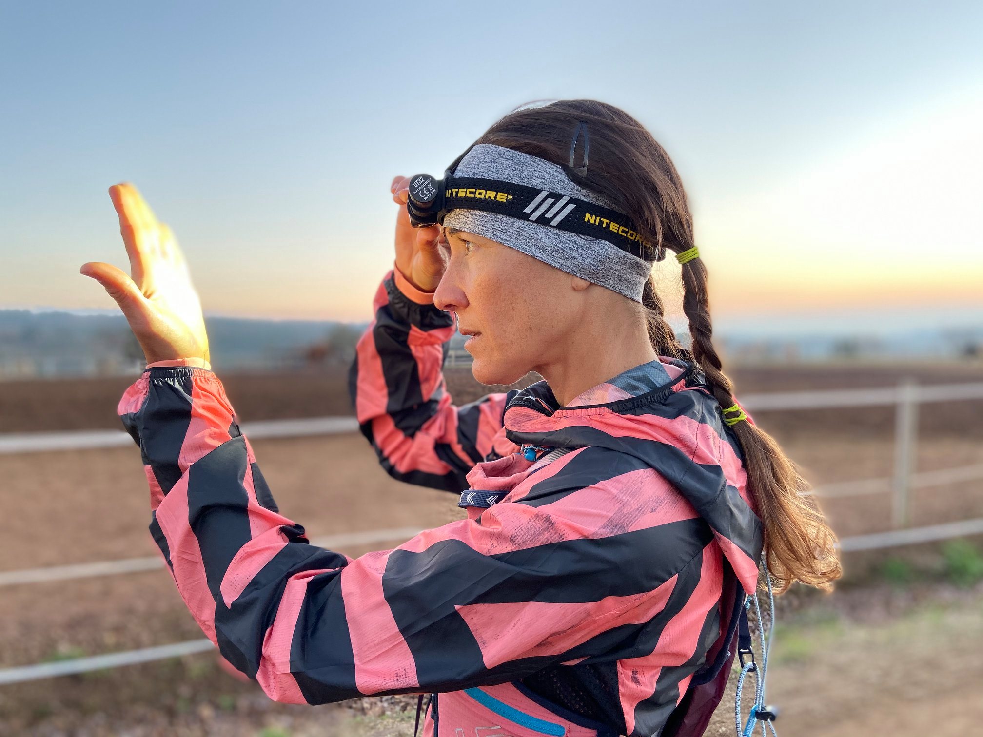 Trail runners, here comes the UT32 headlamp that specially designed for you. With the first coaxial dual output design in the industry, It makes the beam switching one hand operable to meet various needs in the trail running environment.