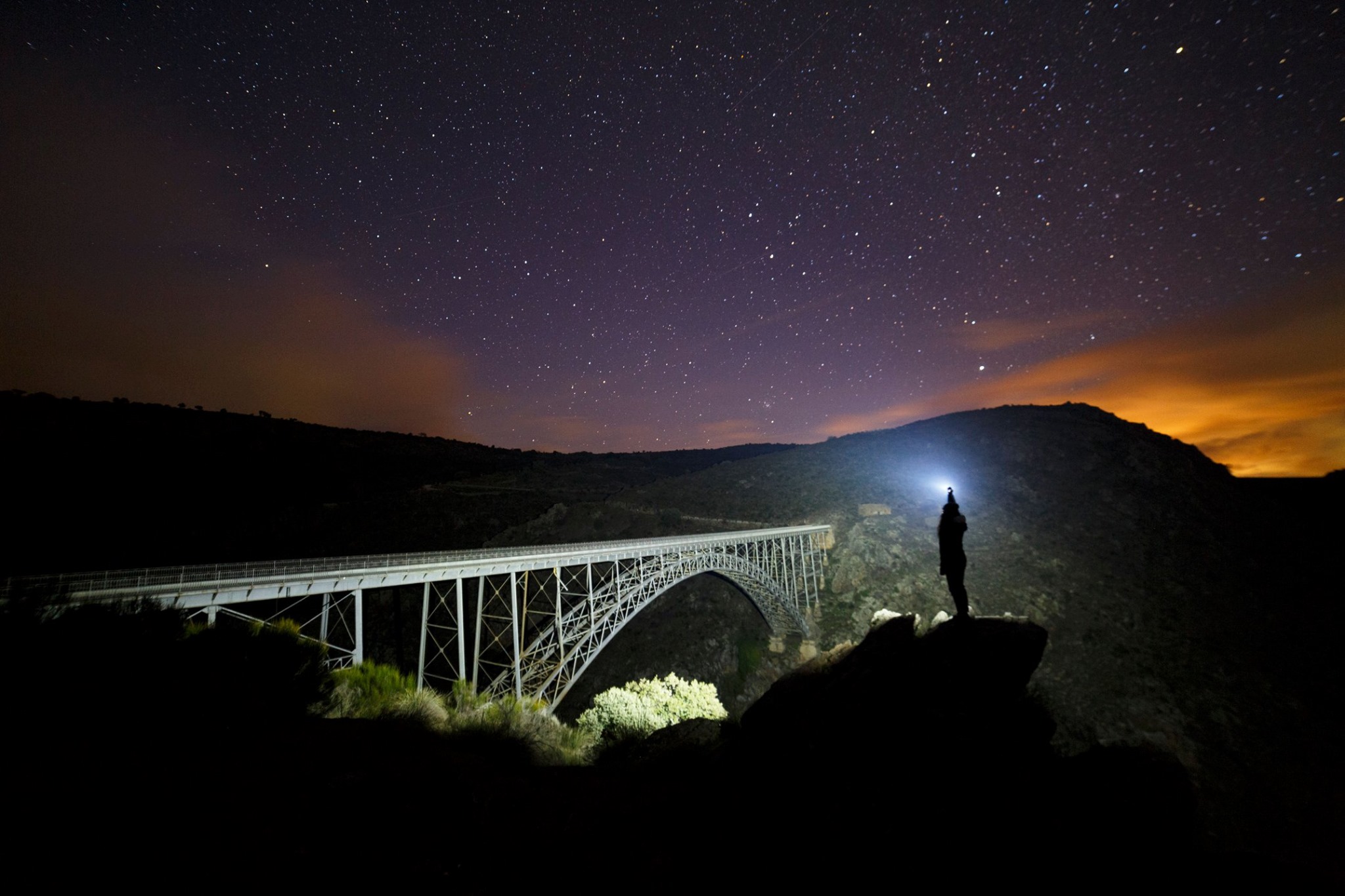 The light that not only to guide your way in the darkness but also could create beautiful scenery and  the perfect memory in your life. Thank you for Vrg Fotografia sharing his night photography skill with TM10K !!!