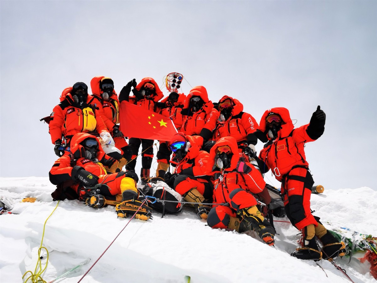 Celebrating A Chinese surveying team reached the summit of Mount  Qomolangma on today morning to conduct a series of surveys on the pinnacle of the planet.👏😃