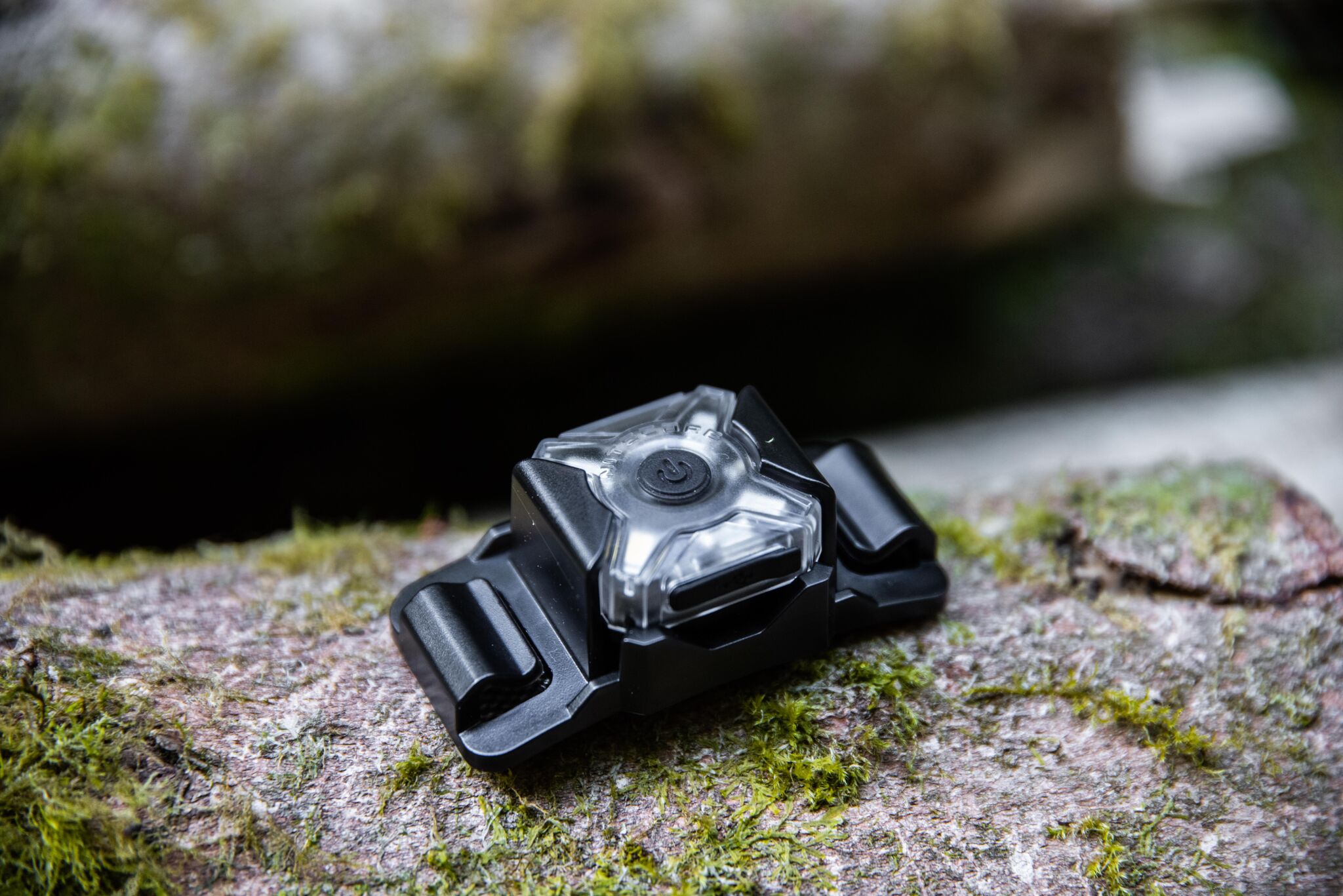 The NU05 LE is a mini signal light available for multiple flashing modes. It can be attached to the helmet in special operations or in quick deployments.