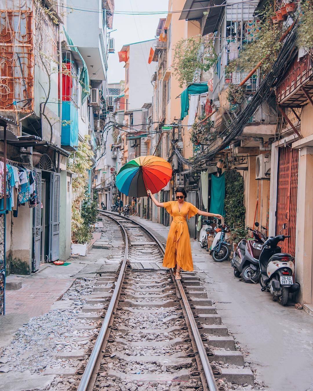 Explore Hanoi in a rainbow umbrella and the trusty Toshiba line of SD cards. Follow us @toshibamemoapac 