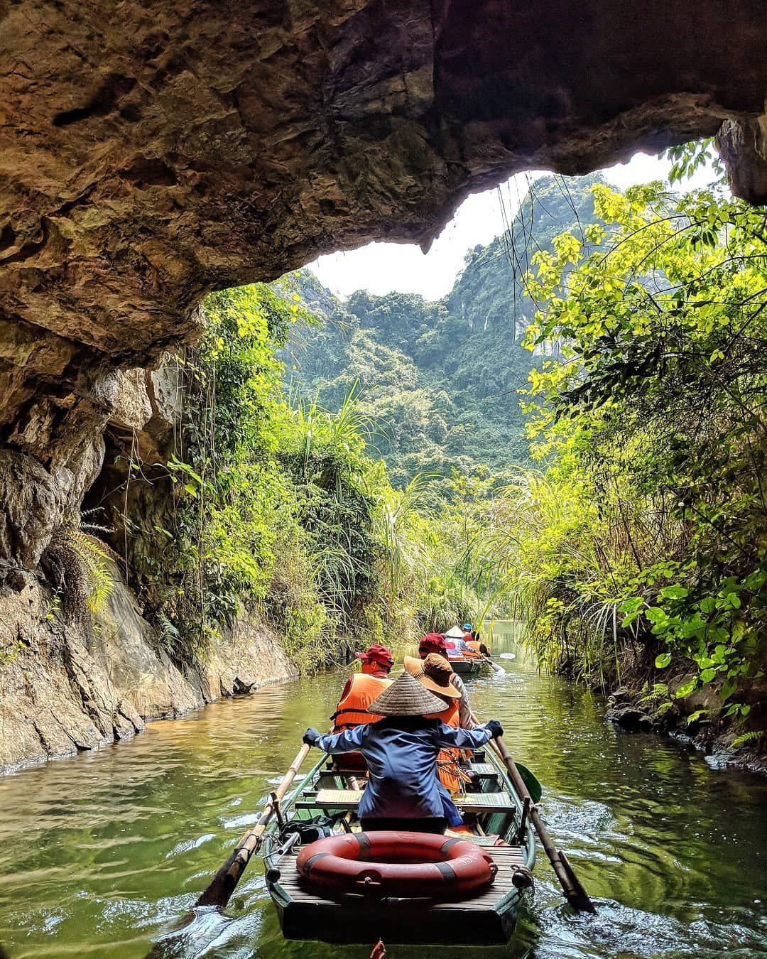 Go with the flow at Tam Coc and bring back beautiful memories with Toshiba. Follow us @toshibamemoapac 