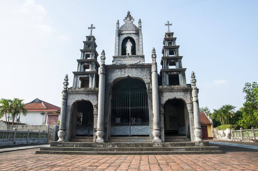 Store only the best memories. Your last visit to the elegant Phat Diem Stone Cathedral in Ninh Binh, Vietnam, for instance. It blends Western and Vietnamese architechture styles. Doesn't this remind you of the balance between quality and storage capacity for our memory storage products? 