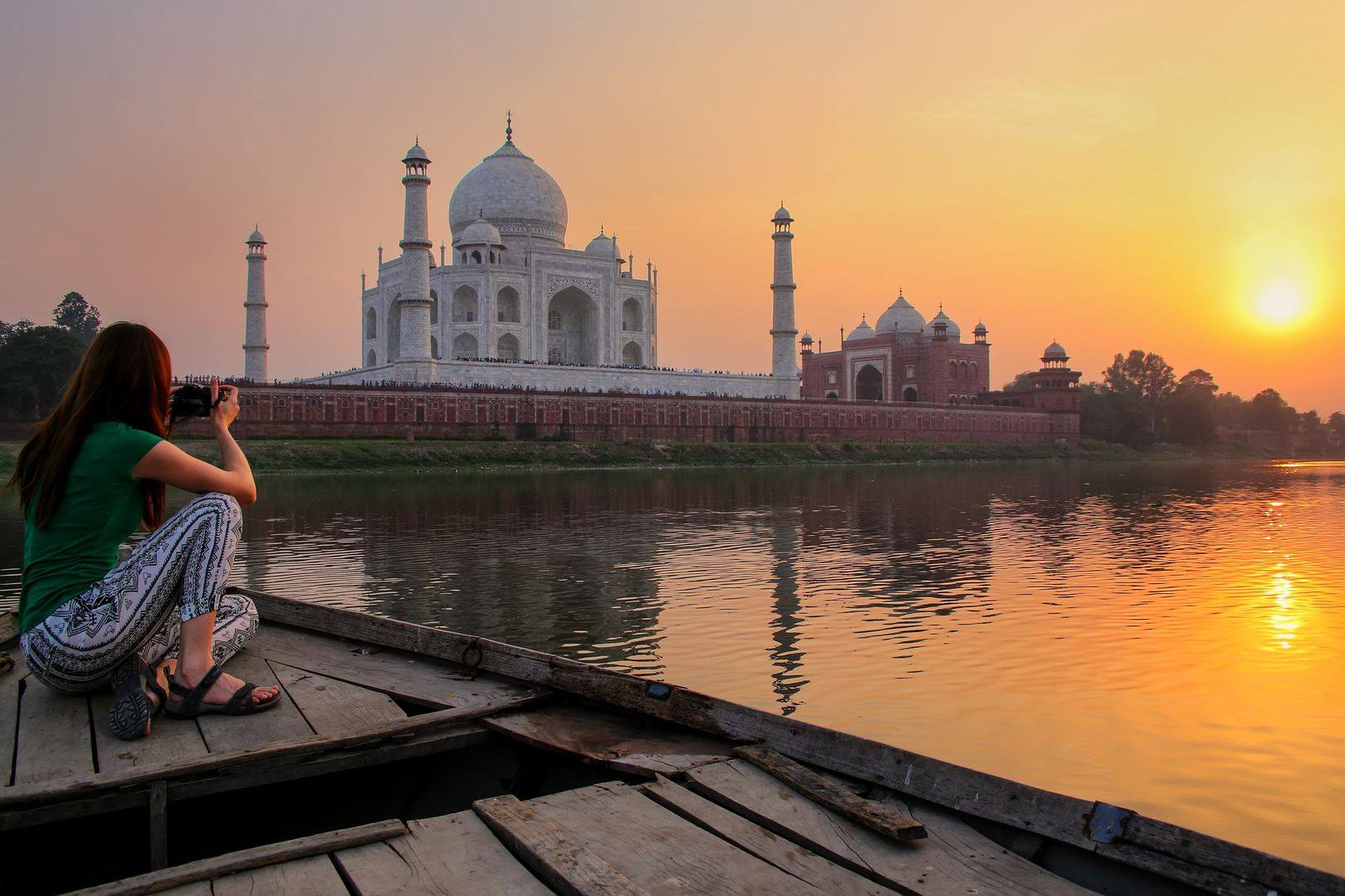 Beautiful moments captured on screen at India's heritage, the majestic Taj Mahal, deserve the best memory storage cards. Don't ever lose your photos again, not when they look as good as this. 