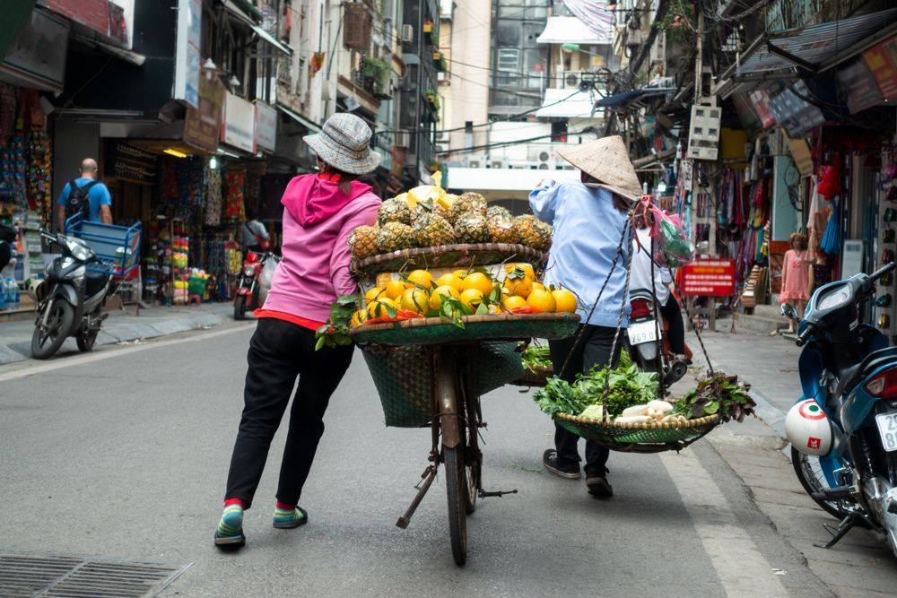 In Hanoi, such scenes are a familiar sight. Street vendors offer the freshest produce and great photo opportunities! 🍍🌶️🥒🍋🍅 Don't lose your photos ever again. Choose Toshiba's SD and microSD cards for peace of mind. 