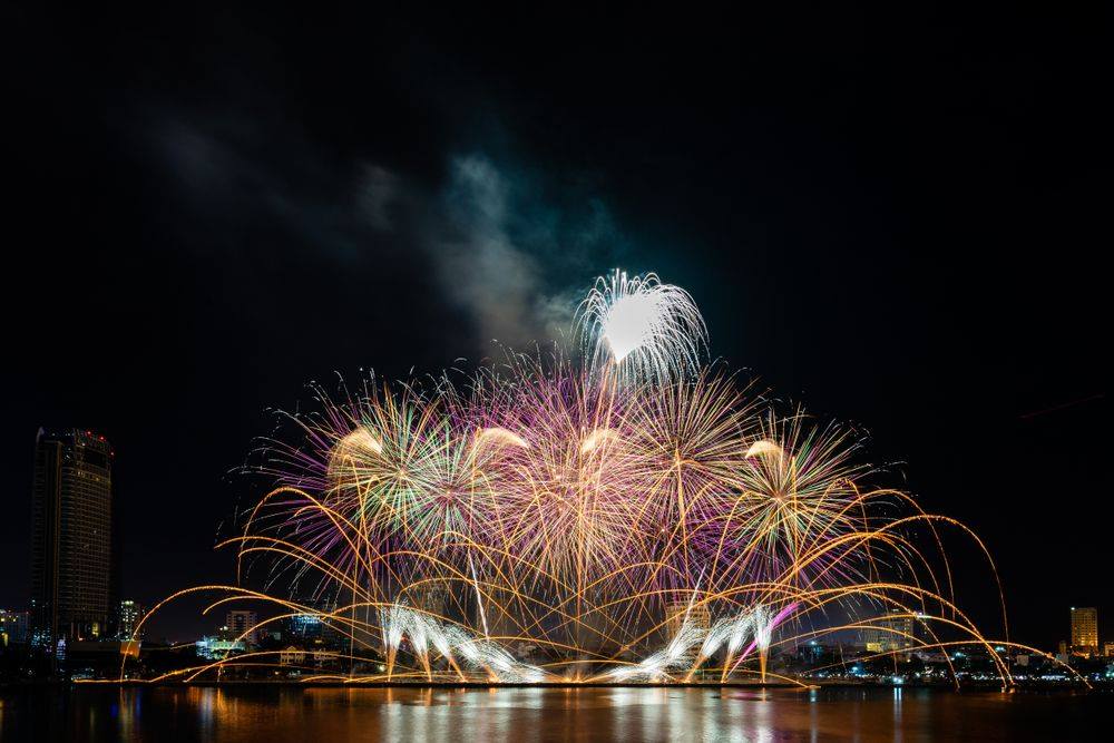 Fireworks disappear as quickly as they appear. The annual Danang International Fireworks Festival features fireworks by world-class teams. Immortalize these dazzling scenes with Toshiba's SD cards. 