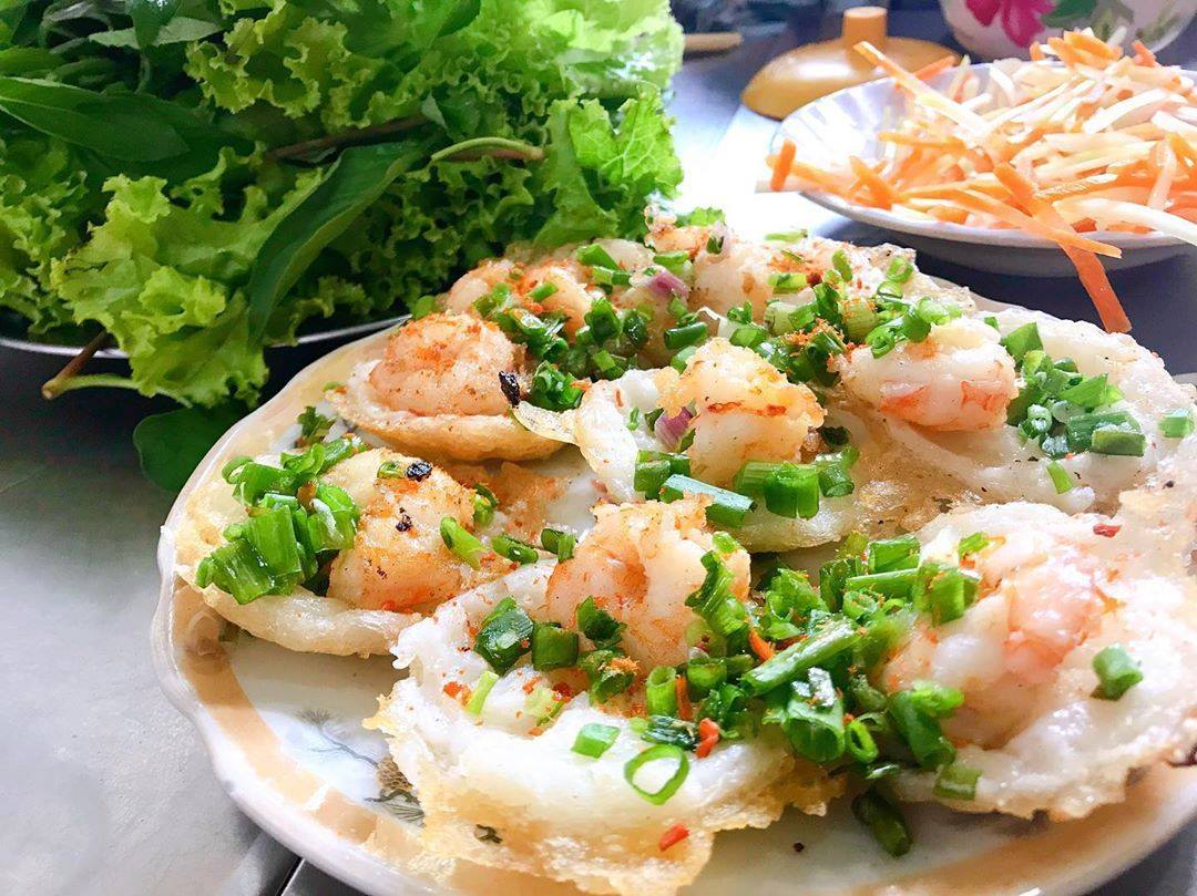 Banh Khot is a Vietnamese dish of mini pancakes topped with shrimp, served with herbs and vegetables and dipped with spicy-sweet fish sauce. These crispy savoury pancakes make great afternoon tidbits, side dish or supper. As you check out different flavours, a Toshiba SD card helps safeguard your food diary. 