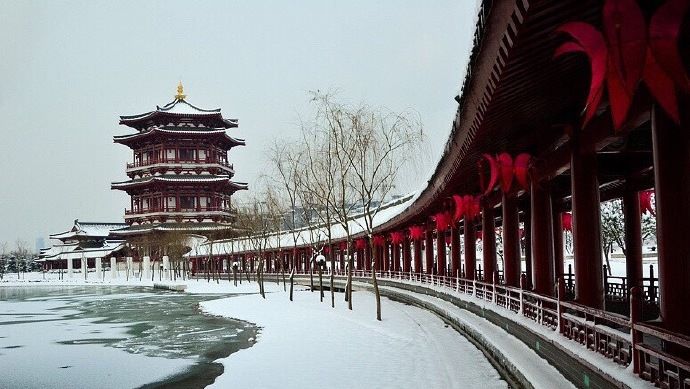 China,as a country with an ancient civilization over 5 thousand years,has welcomed her first snow this winter .