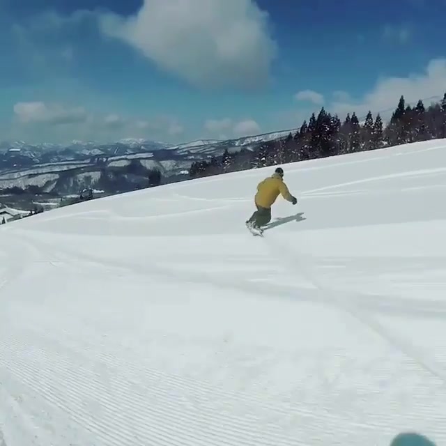 First chair, empty slopes, bluebird skies☃️❄️ Almost that time of the year again!🙏🏻 🎥