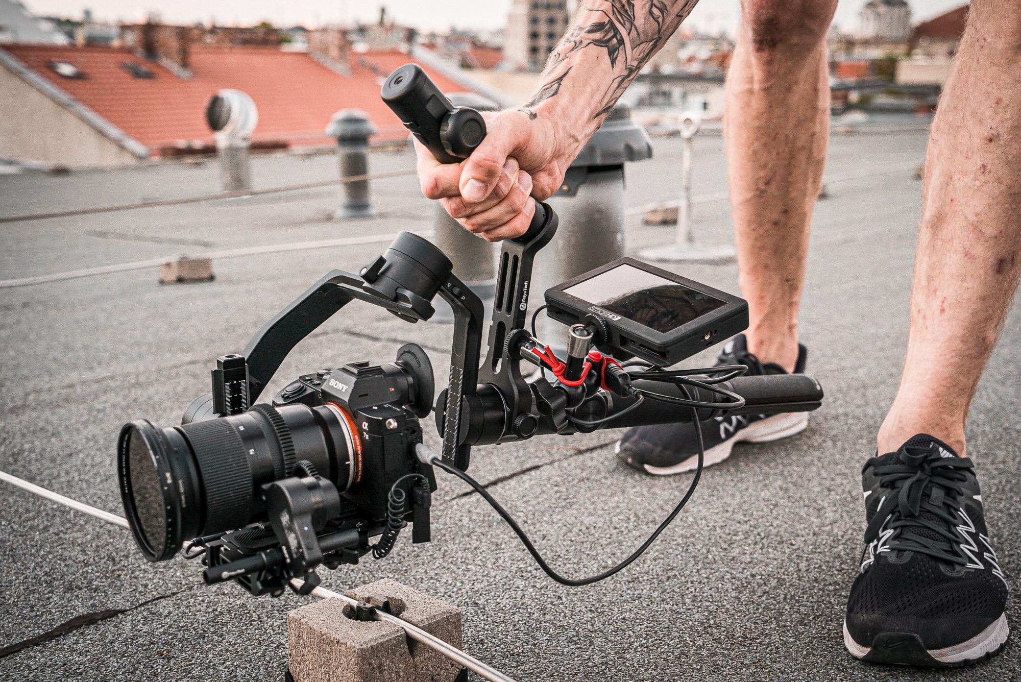 Detachable versatile design, switch between single handle, underslung position and separate hyperlink remote control to use in more different shooting scenes. 