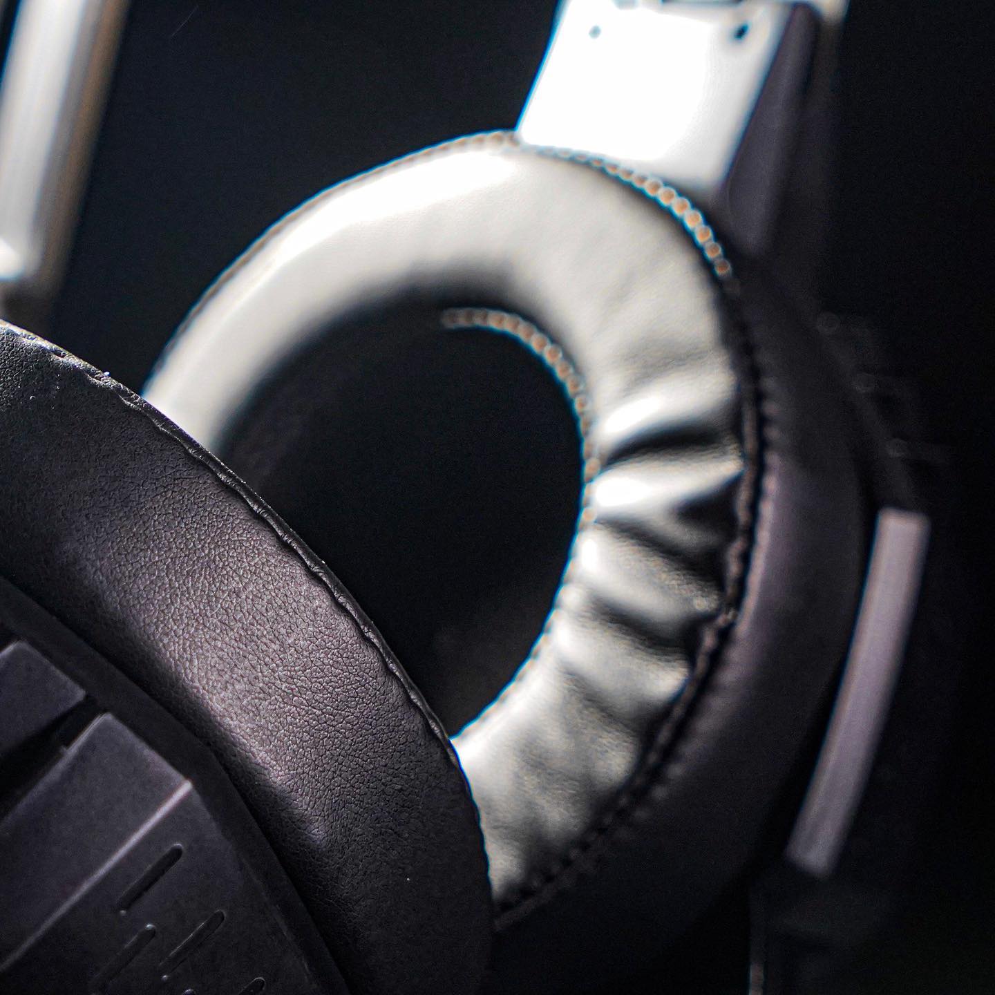 With plushy leather and Noise canceling microphone will comfort and gear you for Late night gaming marathon 💪🏻