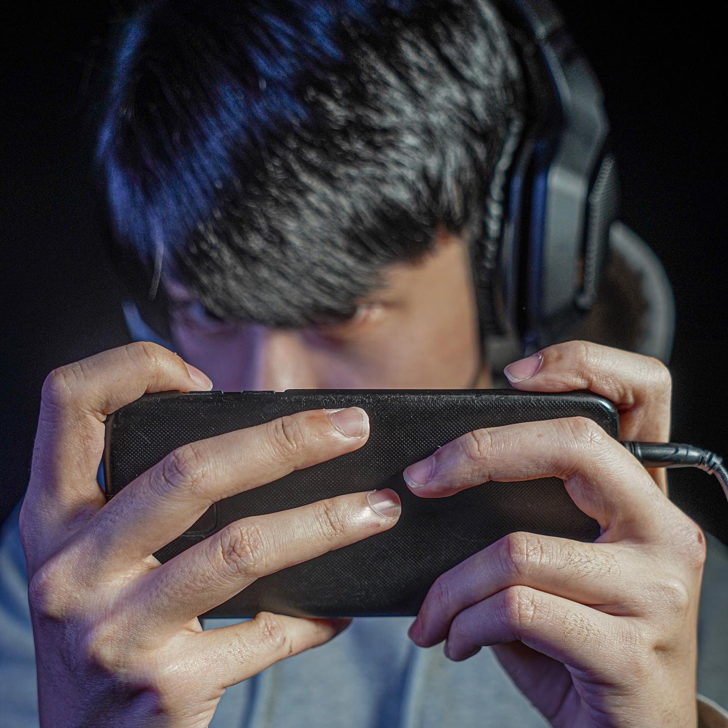 MASTERED YOUR MOBILE GAMING COMFORTABLY WITH OMNI’S OVER EAR DESIGN 