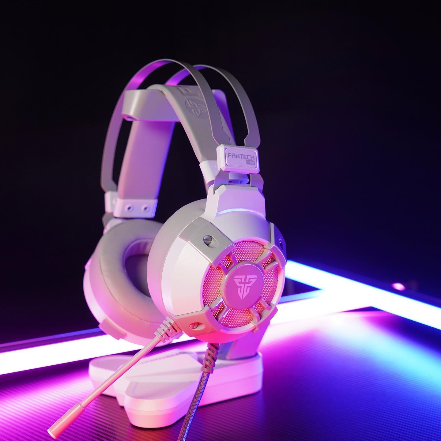 Complete your white setup with  SPACE EDITION CAPTAIN 7.1 HG11 RGB Headset and TOWER AC3001 Headset stand