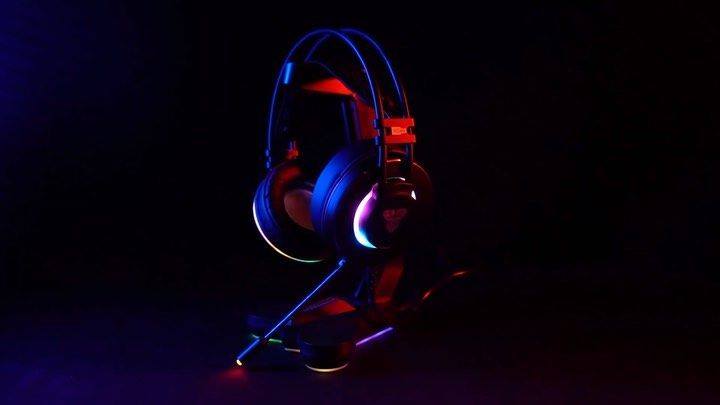 TOWER AC3001S RGB Headset Stand designed with a triangular base that gives the maximum stability. TOWER AC3001S features RGB lighting effects with 10 RGB modes. Complete your RGB gaming setup with Tower AC3001s.