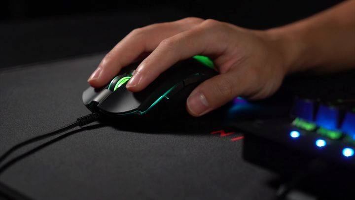 Play to your full potential by being more accurate than you've ever been before, BLAKE X17 macro RGB gaming mouse is built with 10000 DPI, Pixart 3325 Sensor, and 1000Hz polling rate high speed. Choose your lighting up to 16.8 million RGB color with RGB spectrum selector.