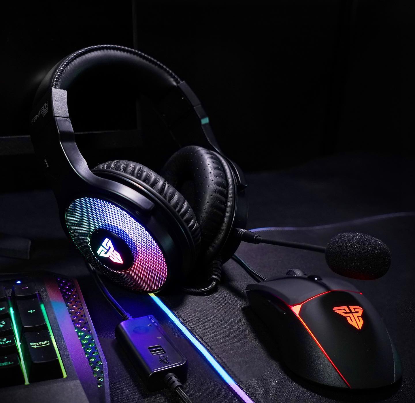 FUSION HG22 equipped with audio and RGB control switch, enhance your gaming experience.