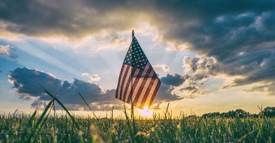 On this Memorial Day, we honor our veterans. Do you know that ukulele is popular among our national heroes? Let’s look back into history to explore the rise of this sweet instrument. 