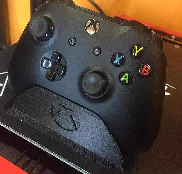 #Repost I 3d printed this Stand for Xbox One controller, using the Anet ET5 3d printer, you can find the design on @thingiverse website thingiverse.com/thing:3280377 definitely needed one of this!